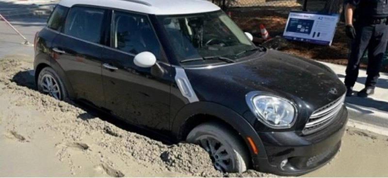 Угонщица оставила украденный MINI Cooper в бетоне