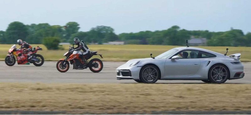 Porsche 911 Turbo S пытается обогнать два байка…