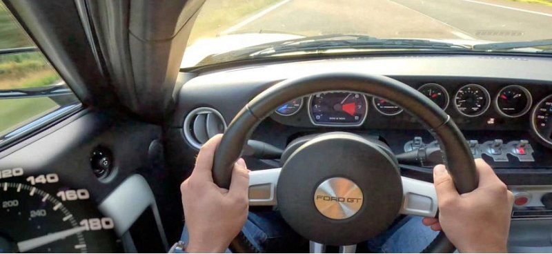 В этом видео, Ford GT гоняет по автобану на…