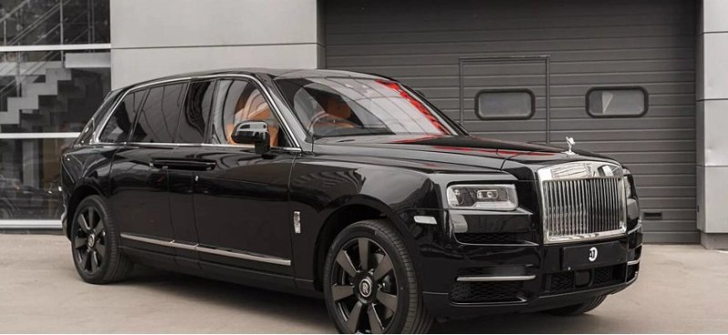 Растянутый кроссовер Rolls-Royce Cullinan…