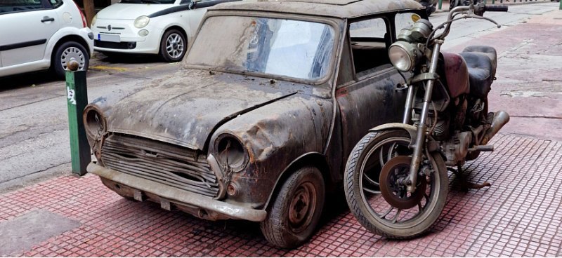 Брошенный Mini Cooper и мотоцикл Yamaha…