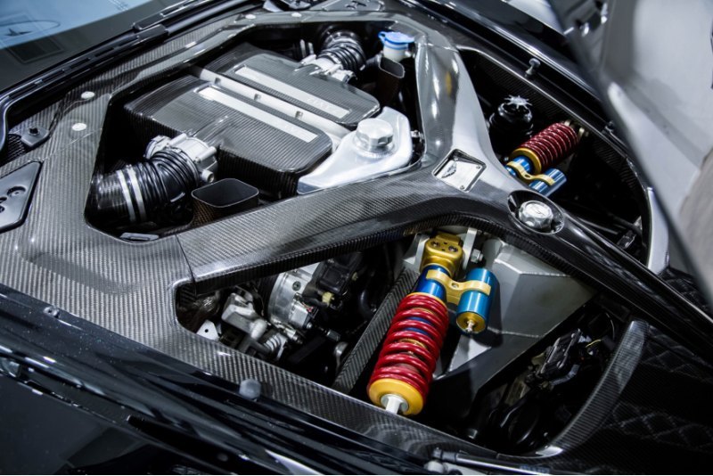 В Aston Martin One 77 сочетаются металл и…