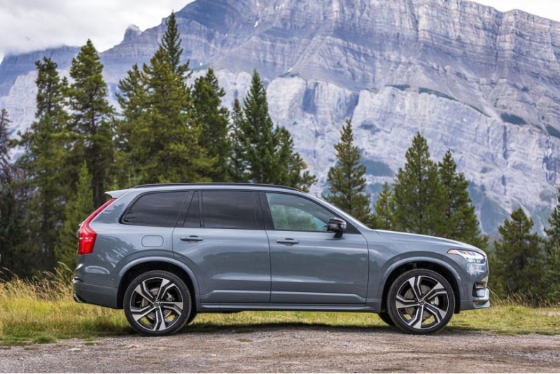 Иномарка Volvo XC90 первой генерации с бензиновым…