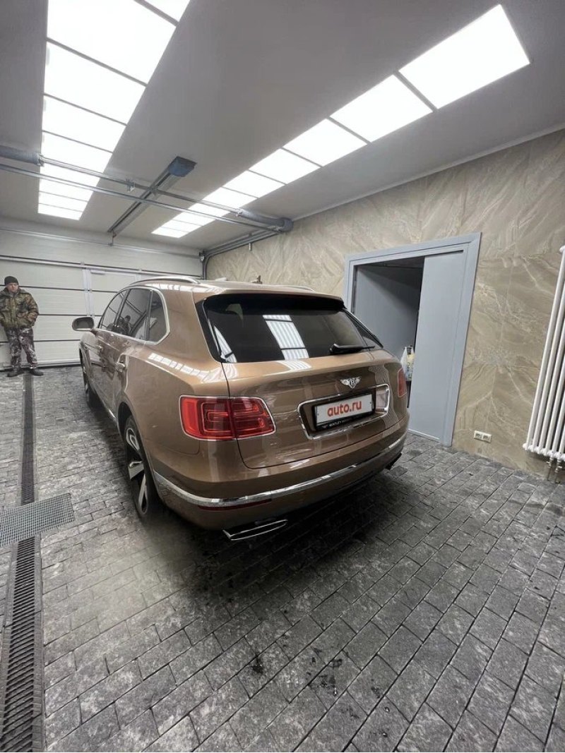 Под котом находится агрегат W12 с рабочим объемом…