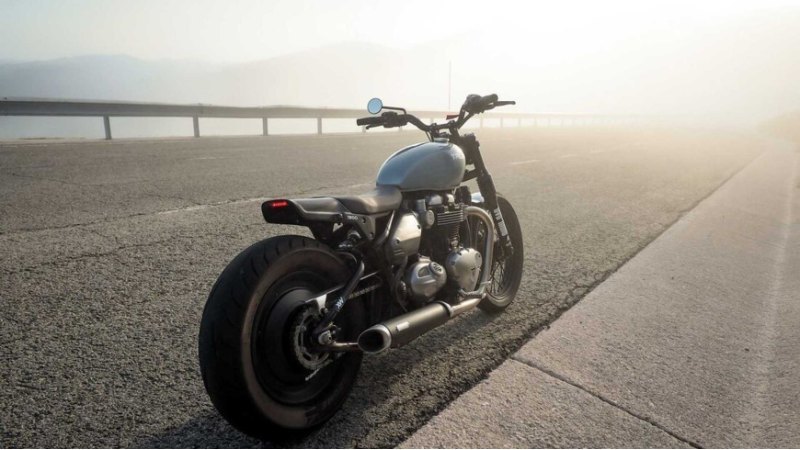 JVB Bobber дышит через набор глушителей Vance…