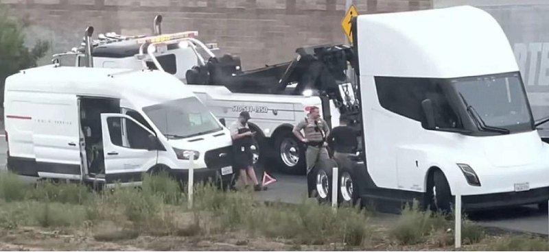 Полупрототип электрического грузовика Tesla Semi…