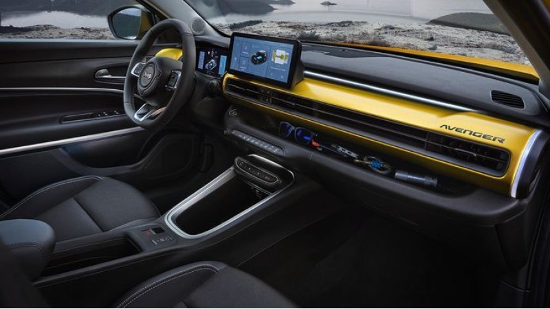 Задняя часть напоминает другие модели Jeep. В…