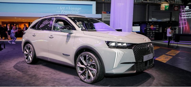 В Париже дебютировал кроссовер DS 7 E-Tense 2023…