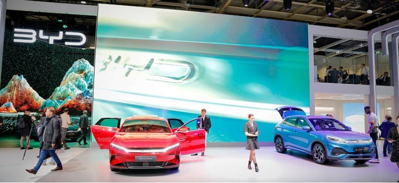 Китайский BYD привёз в Париж три модели для Европы