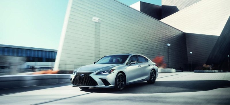 Седан LEXUS ES 2023 года получил две новые…