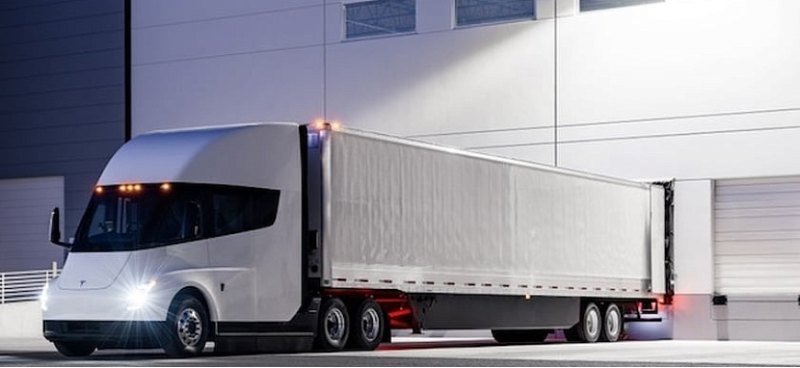 Полуавтономные грузовики Tesla Semi стали…