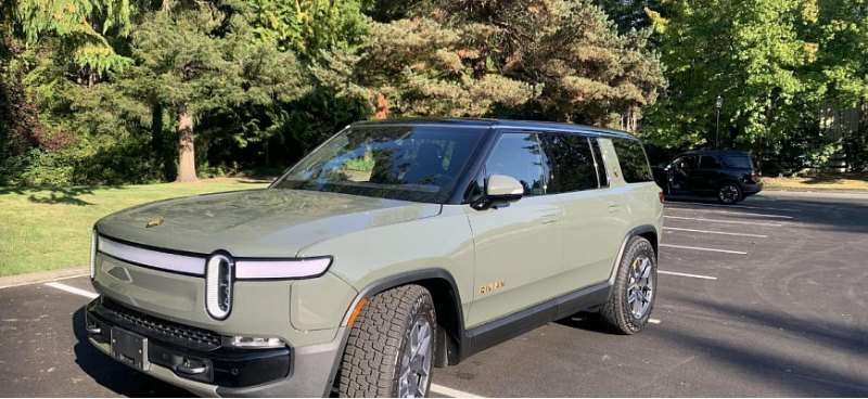 Подержанный электрический внедорожник RIVIAN R1S…