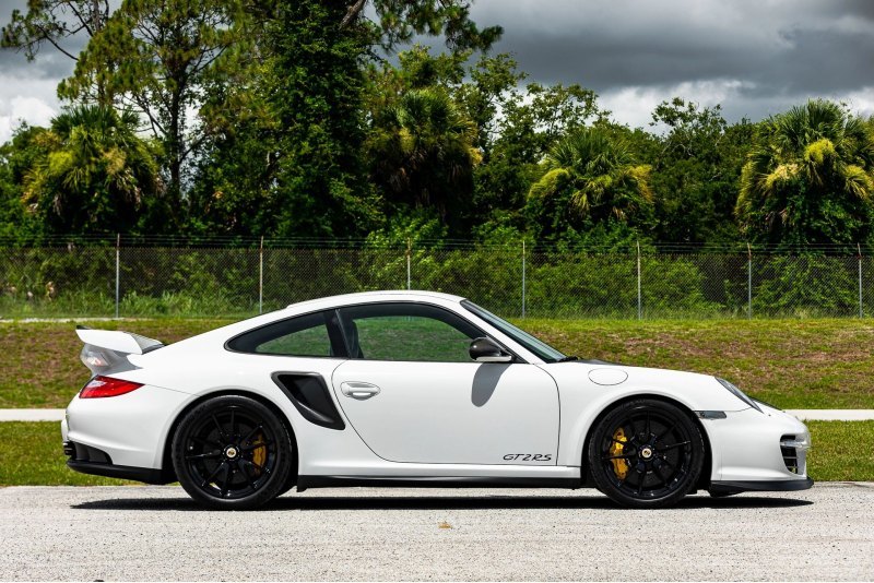 Торги на онлайн-аукционе Bring a Trailer уже…
