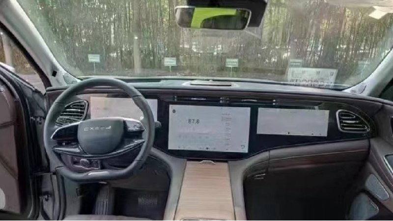 Отметим преобразования на втором ряду кресел.…