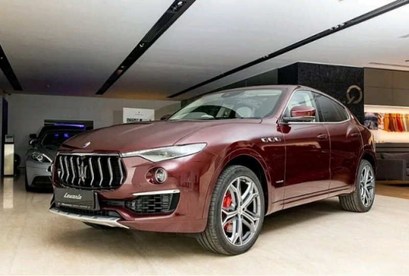 Также отметим Aston Martin и Ferrari, продажи…