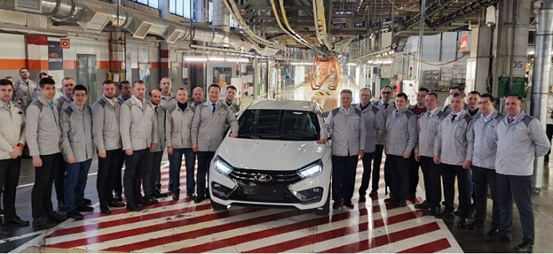 Автоконцерн АВТОВАЗ собрал первую автомашину LADA…