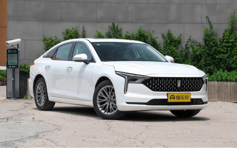 Еще один лифтбек FAW Besturn B70 оценили в 2 млн…