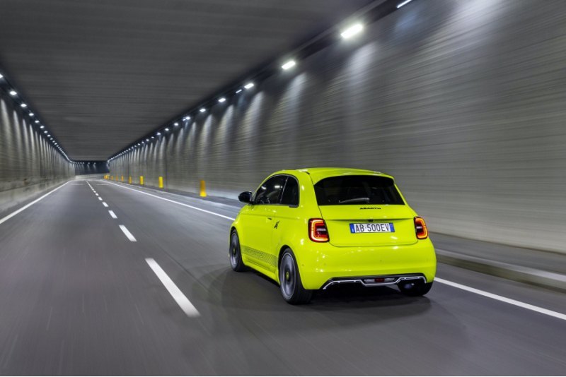 Abarth 500e оснащен одним электродвигателем и…