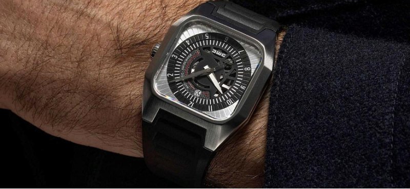 Эти часы сделаны из машины DMC-12 самого Джона…