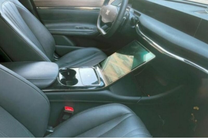 Сходство с Aston Martin DBX сразу видно сбоку и…