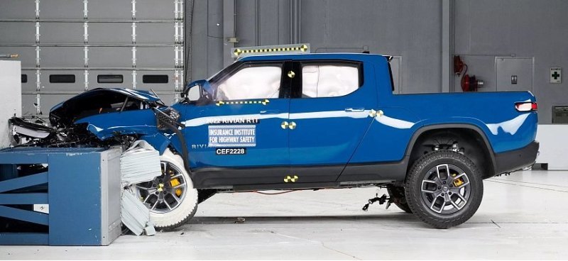 Электрический пикап Rivian R1T получил награду…