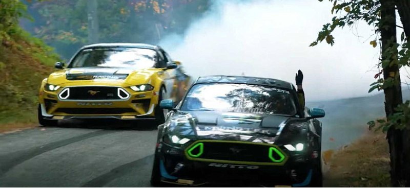 Смотрите, как эти Mustang круто пускаются в дрифт…