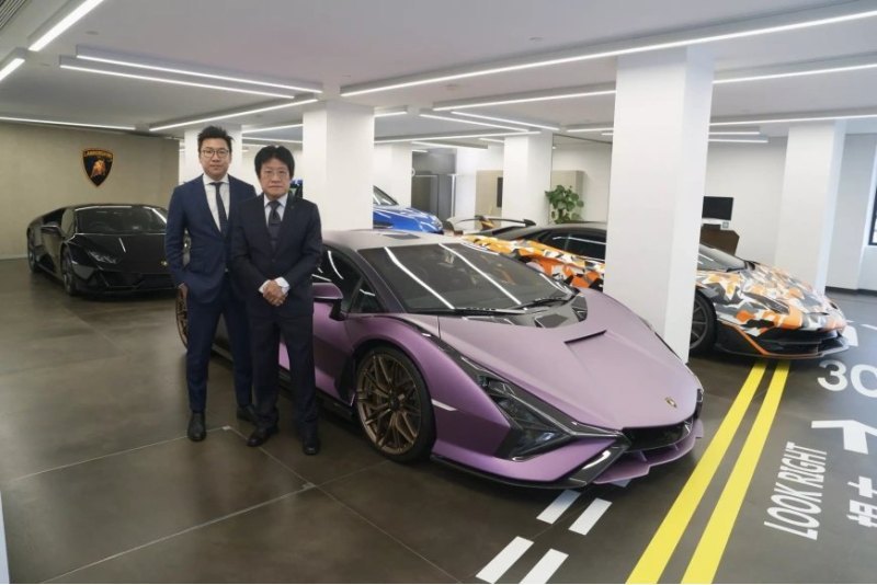 Далее идет Lamborghini Centenario Coupe с матовым…