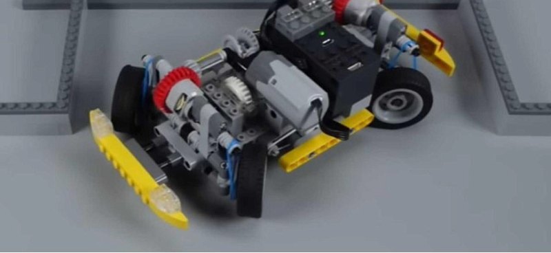 Эта машинка Lego может разворачиваться в узком…