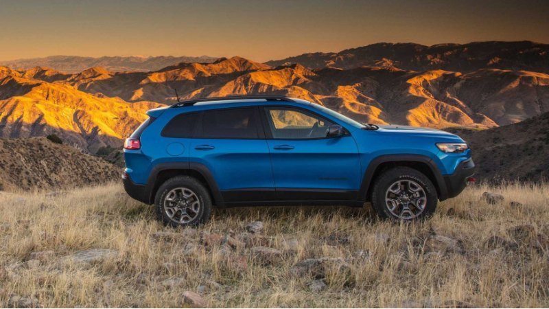 Версия Trailhawk использует 2,0-литровый…