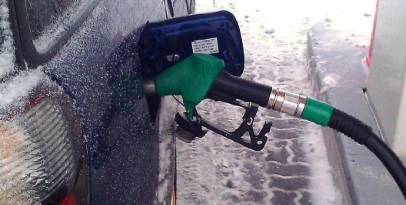 Отказавшись от ненужных в дороге вещей, водитель…