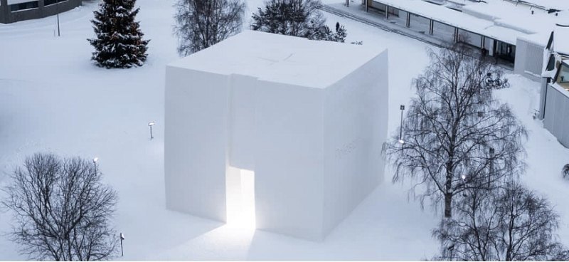 Polestar построил автосалон из снега за полярным…