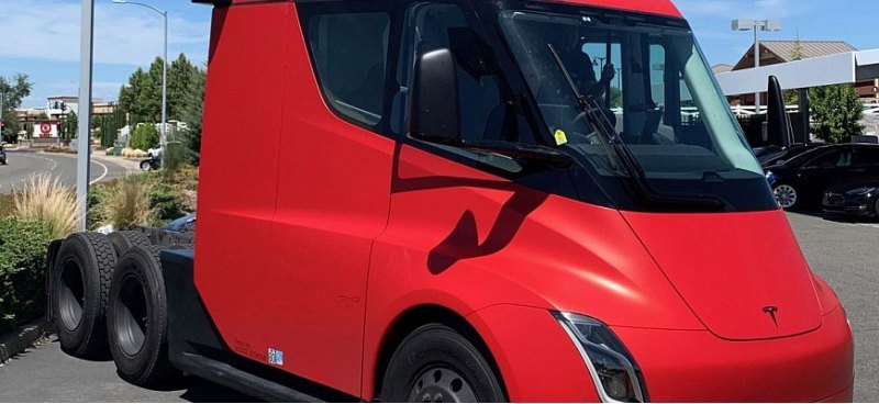 Красный электрический грузовик Tesla Semi…