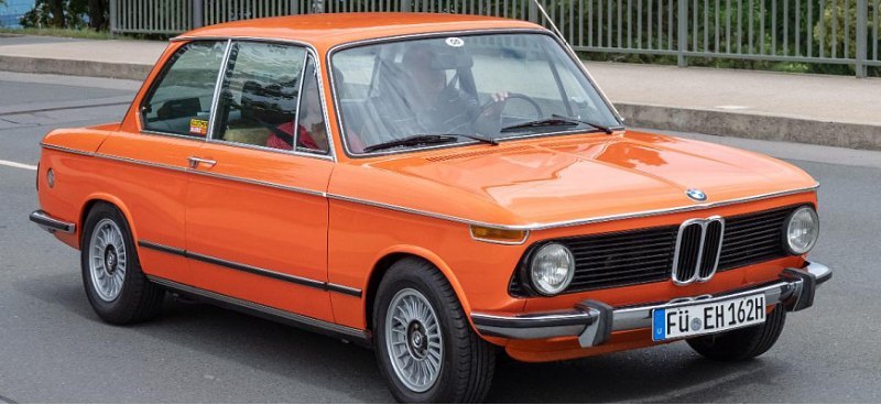 Этот BMW 1602 вылеплен вручную из углеродного…