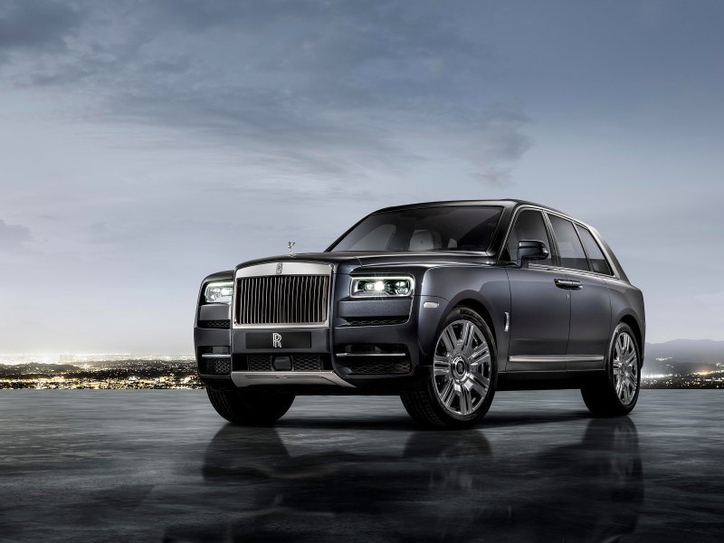 Следом расположились два автомобиля марки Bentley…