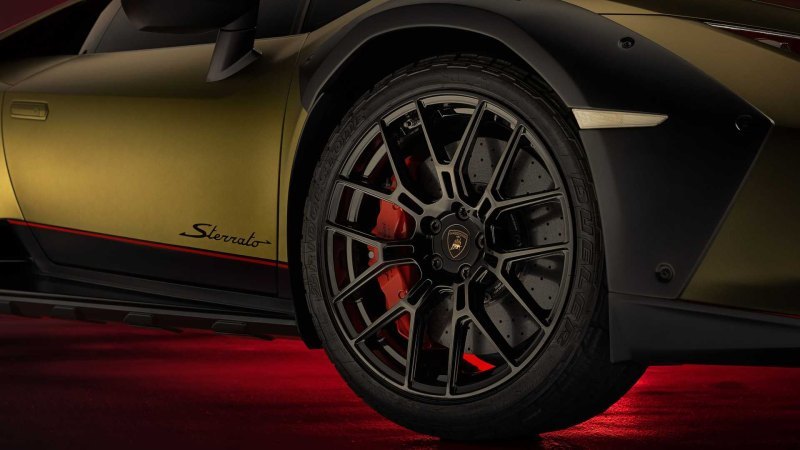 Huracan Sterrato — не первый Lamborghini, который…
