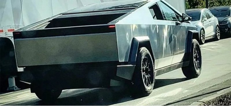 Прототип электропикапа Tesla Cybertruck с…