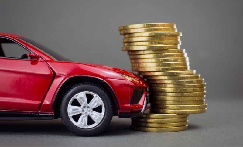 Среди машин с логотипом Toyota большей…