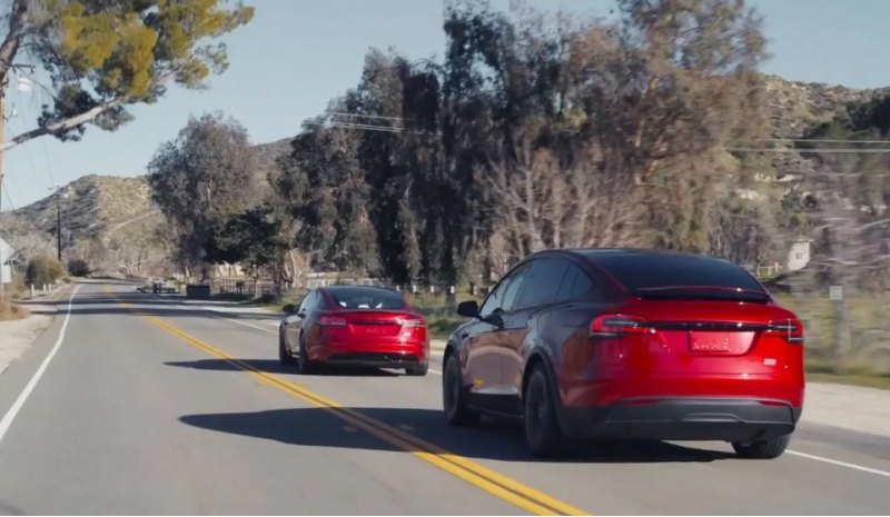 А еще Tesla предложит традиционный круглый руль в…