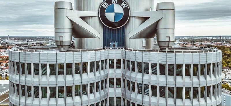 Компания BMW продолжает разработку бензиновых…