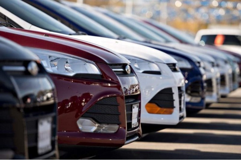 При этом некоторые автосалоны готовы еще сильнее…