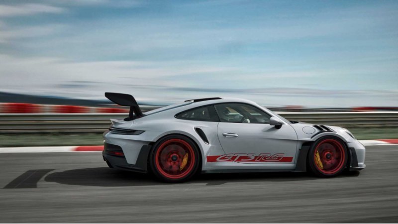 Как только гонка началась, Lamborghini легко…