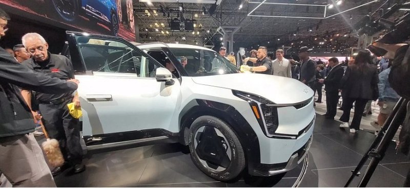 Электрический кроссовер KIA EV9 дебютировал в…
