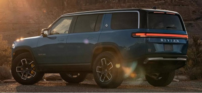 Электрический внедорожник Rivian R1S попал под…