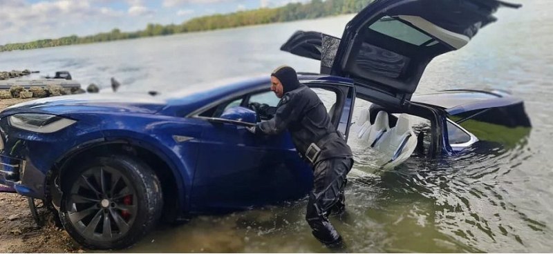 Утонувший в реке электрокар Tesla Model X на…