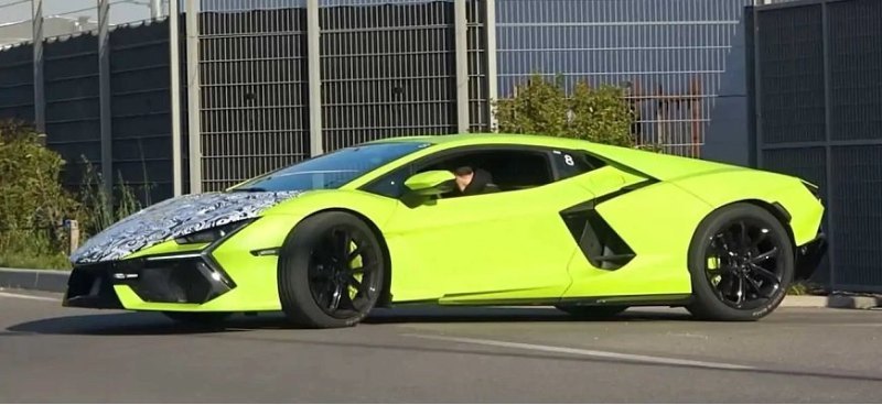 Гибридный электромобиль Lamborghini Revuelto…