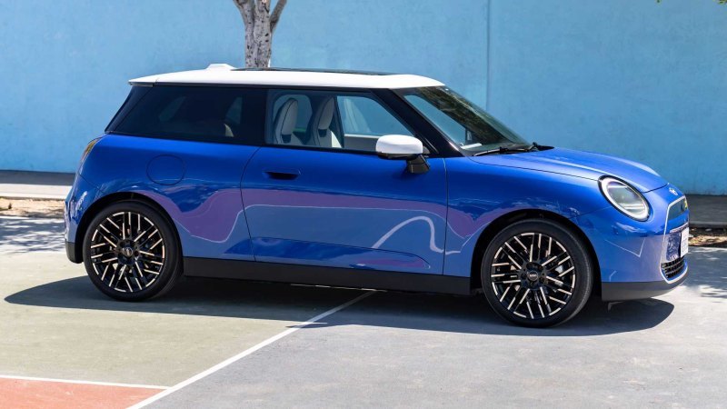 3 апреля Mini Cooper 2024 года был запечатлен…