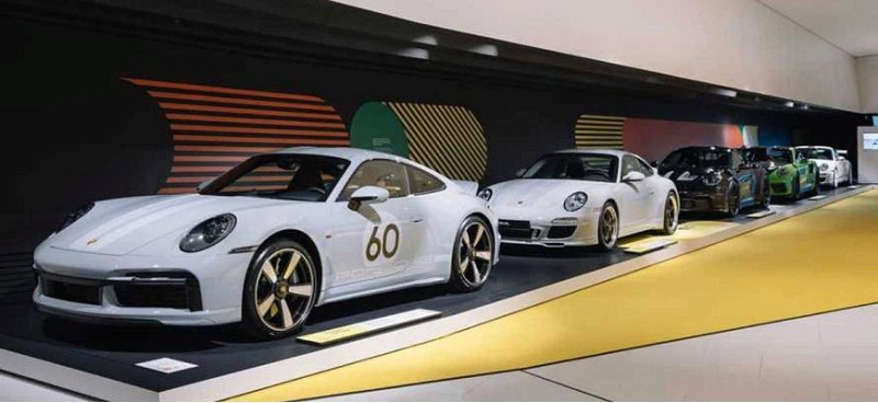 Экскурсию по музею Porsche проводит специальный…