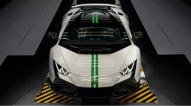 Первый Huracan STO оформлен в синем цвете, с…