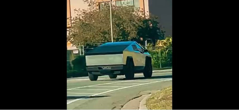 Tesla Cybertruck впервые замечен на дороге с…