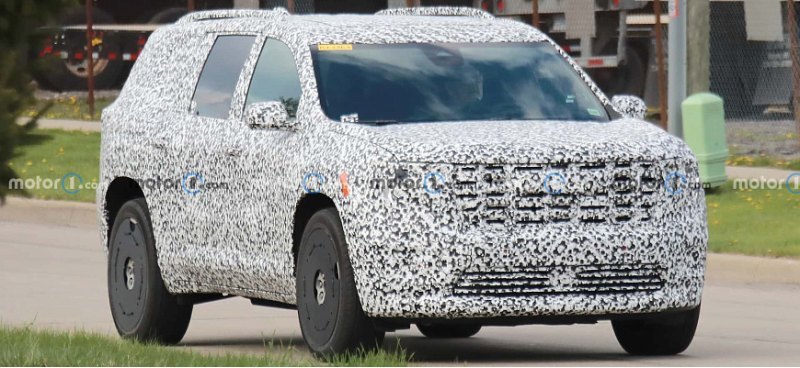Внедорожник GMC Acadia 2024 года сбрасывает…